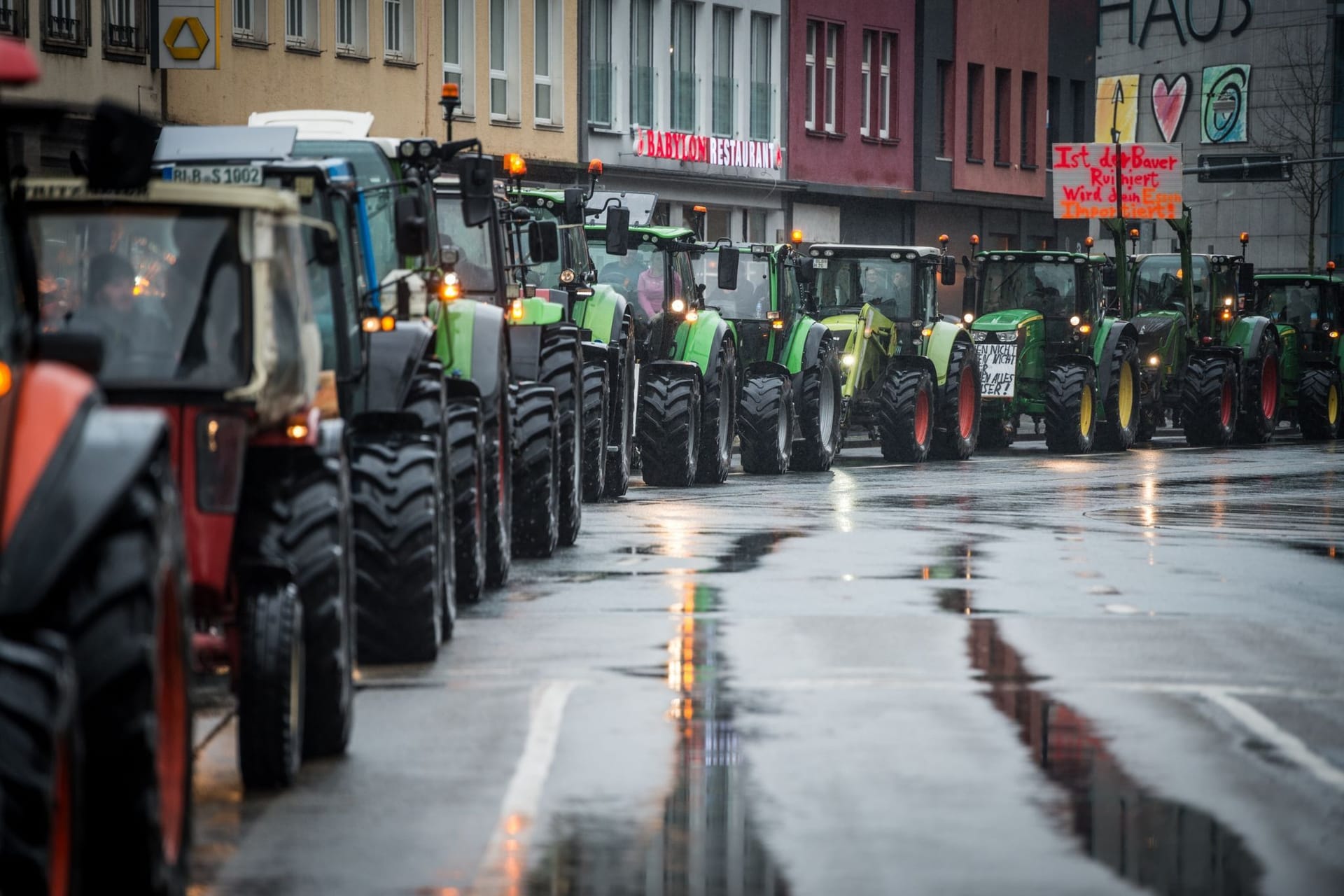 Landwirte protestieren mit Traktor-Demo