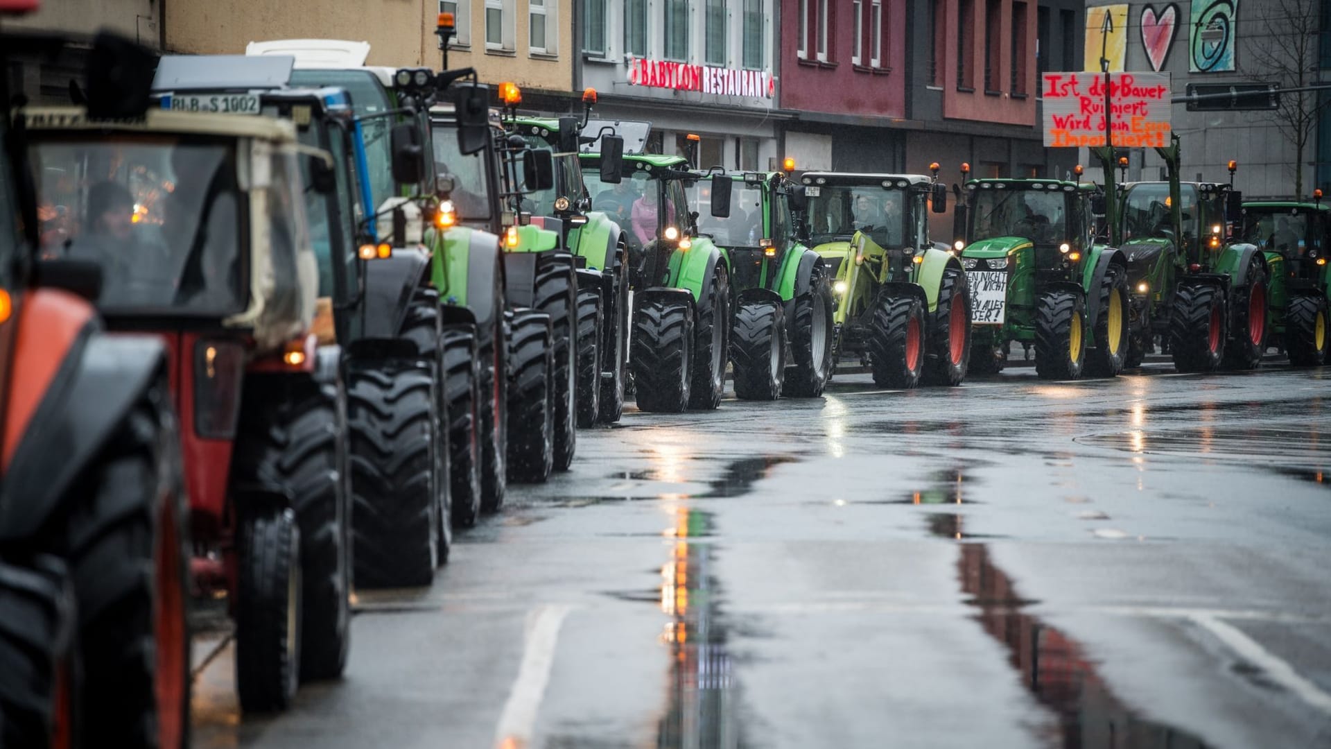 Landwirte protestieren mit Traktor-Demo