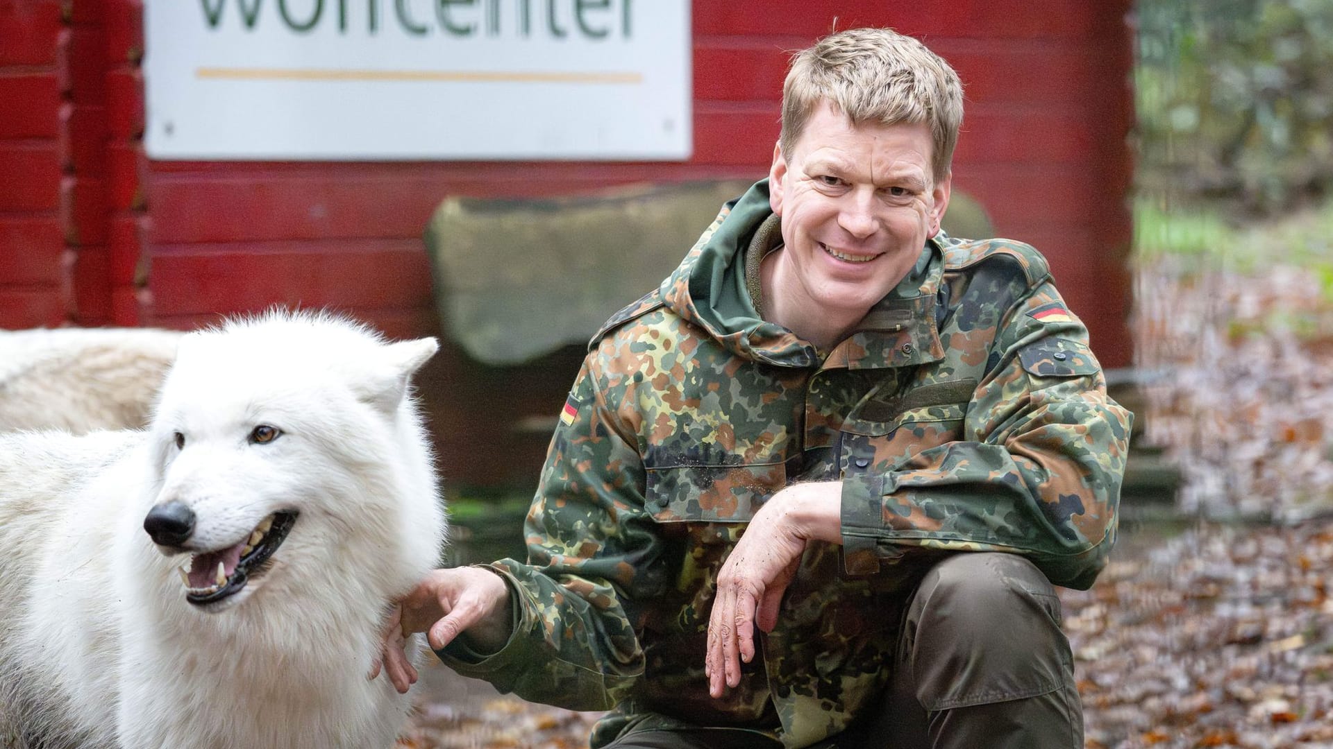 Frank Faß, Inhaber vom Wolfcenter Dörverden, mit Wölfen in einem Gehege (Archivfoto): Erst wieder im November bietet der Chef das nächste Event dieser Art an.