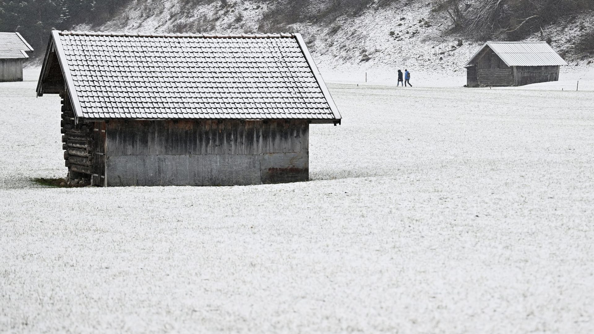 Leichter Schneefall in den Bergen