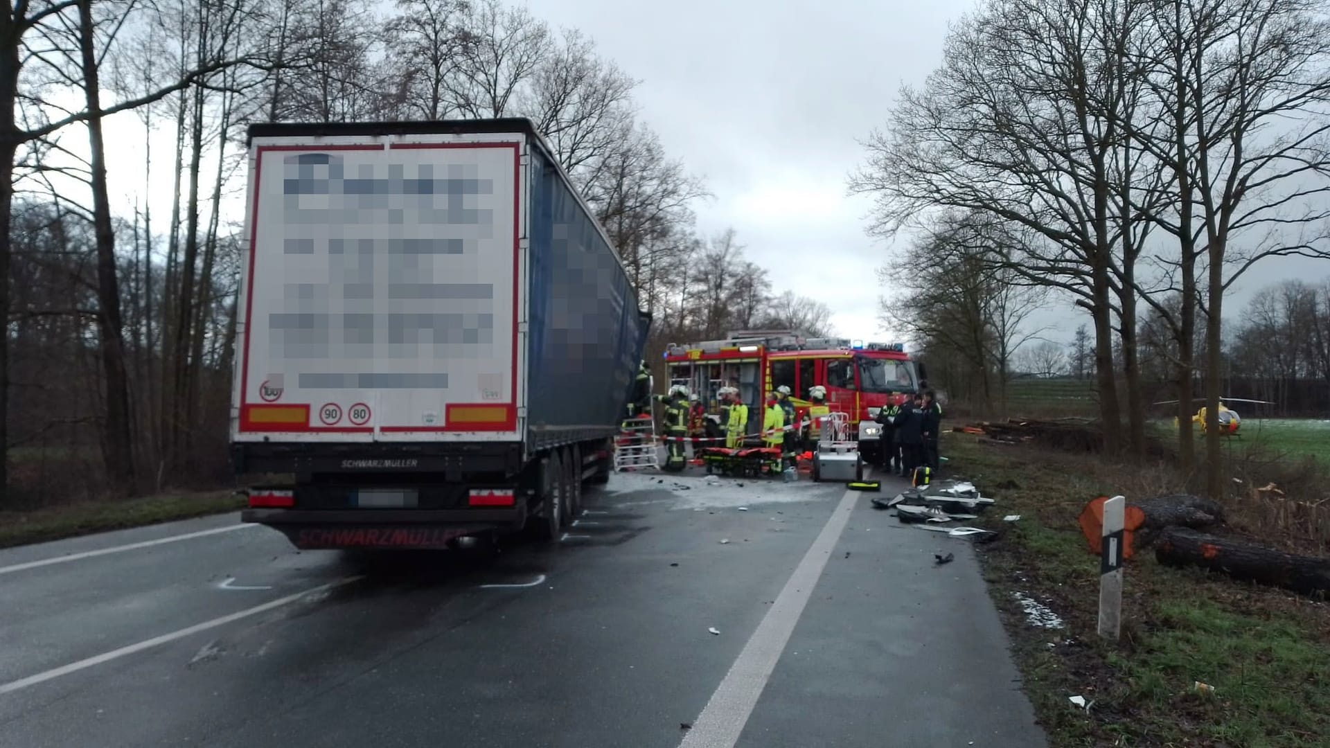 Einer der beteiligten Lkw kam mitten auf der Fahrbahn zum Stehen.