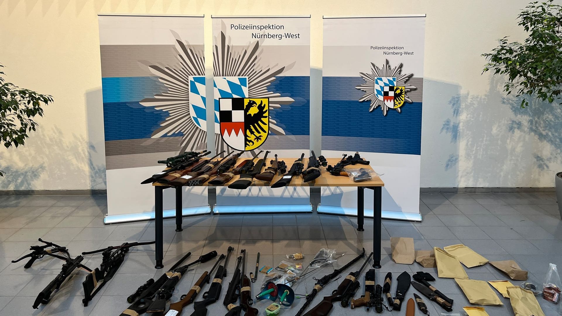 Diese Waffen hat die Polizei bei einem Mann im Nürnberger Westen gefunden: Er hat sie teilweise selbst gebaut. Diese Waffen hat die Polizei bei einem Mann im Nürnberger Westen gefunden: Er hat sie teilweise selbst gebaut.