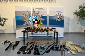 Diese Waffen hat die Polizei bei einem Mann im Nürnberger Westen gefunden: Er hat sie teilweise selbst gebaut.