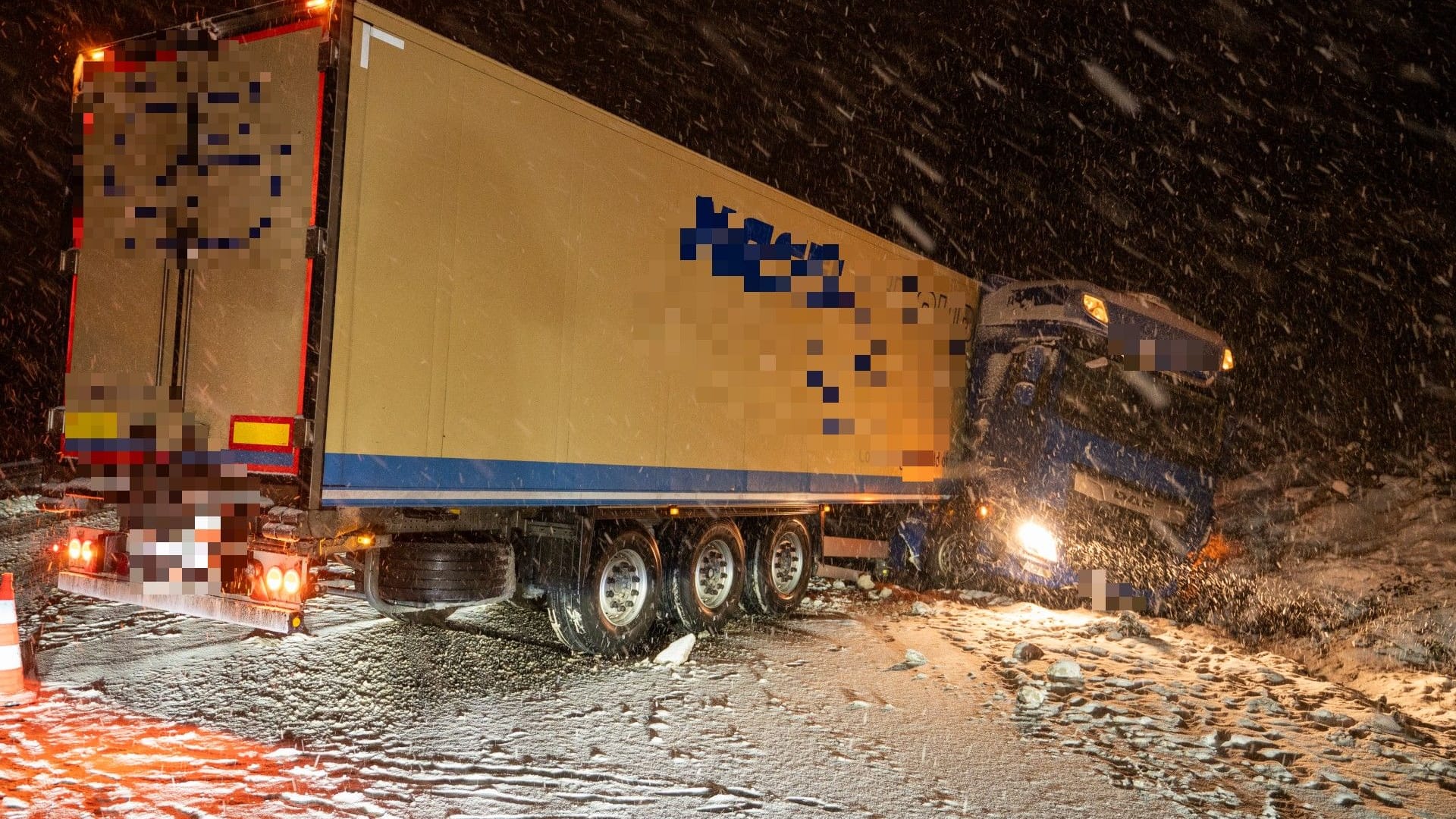 Lkw-Unfall auf der A20 bei Groß Sarau: Ein Lkw rutschte hier in einen Graben.