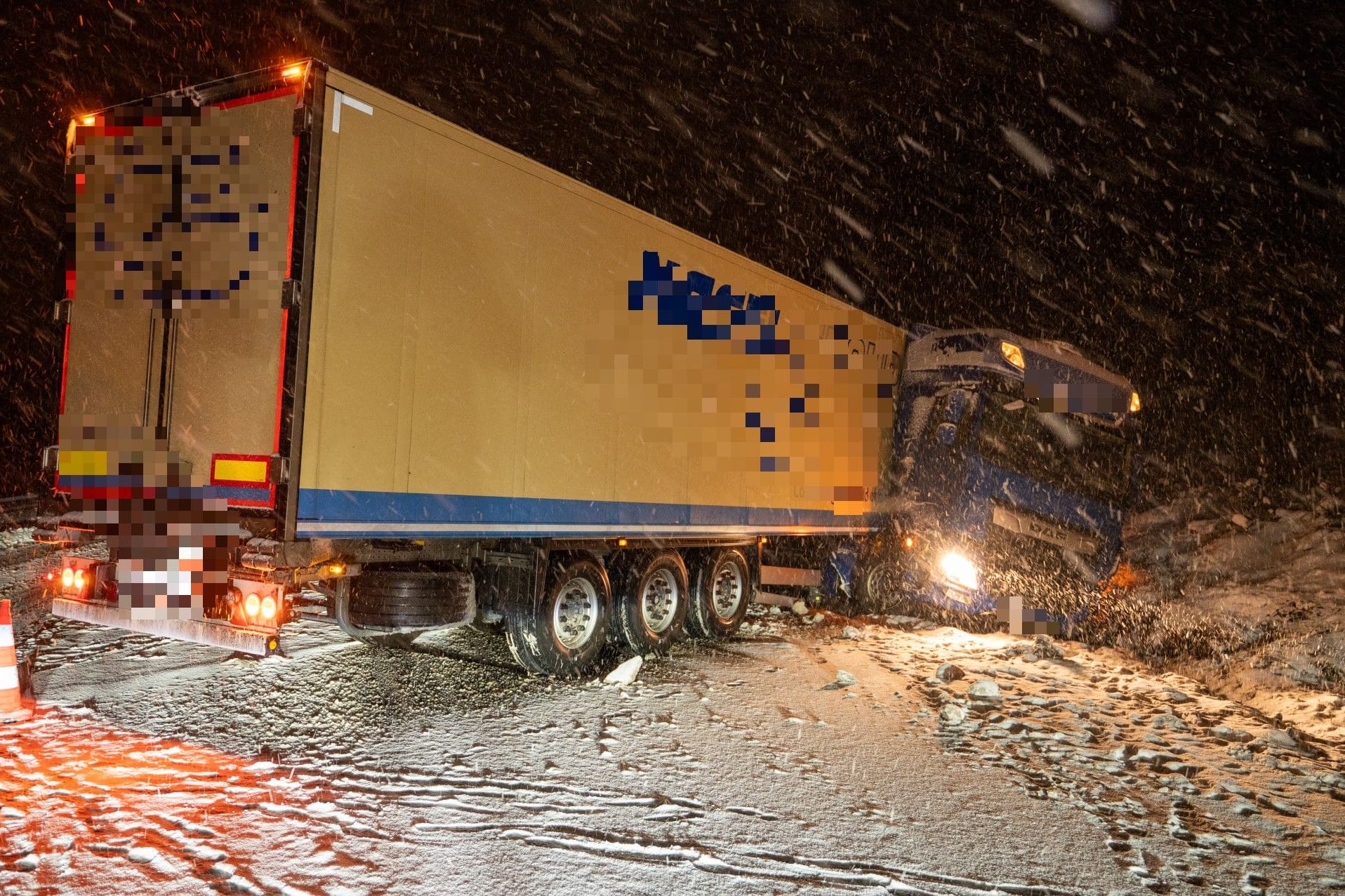 Lkw-Unfall auf der A20 bei Groß Sarau: Ein Lkw rutschte hier in einen Graben.