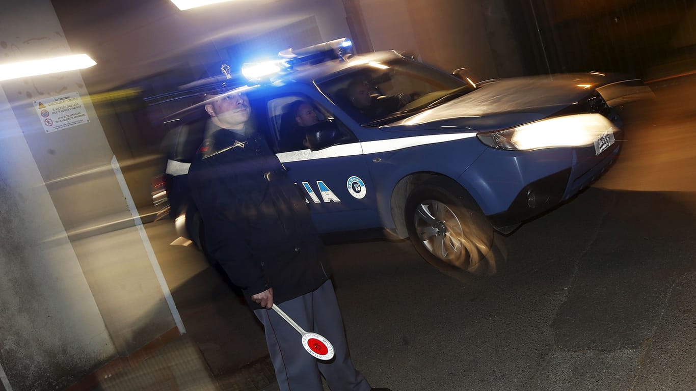 Polizist vor Polizeiauto in Italien (Symbolbild): Gegen eine Mutter wird wegen mutmaßlicher Ermordung ihrer Tochter ermittelt.
