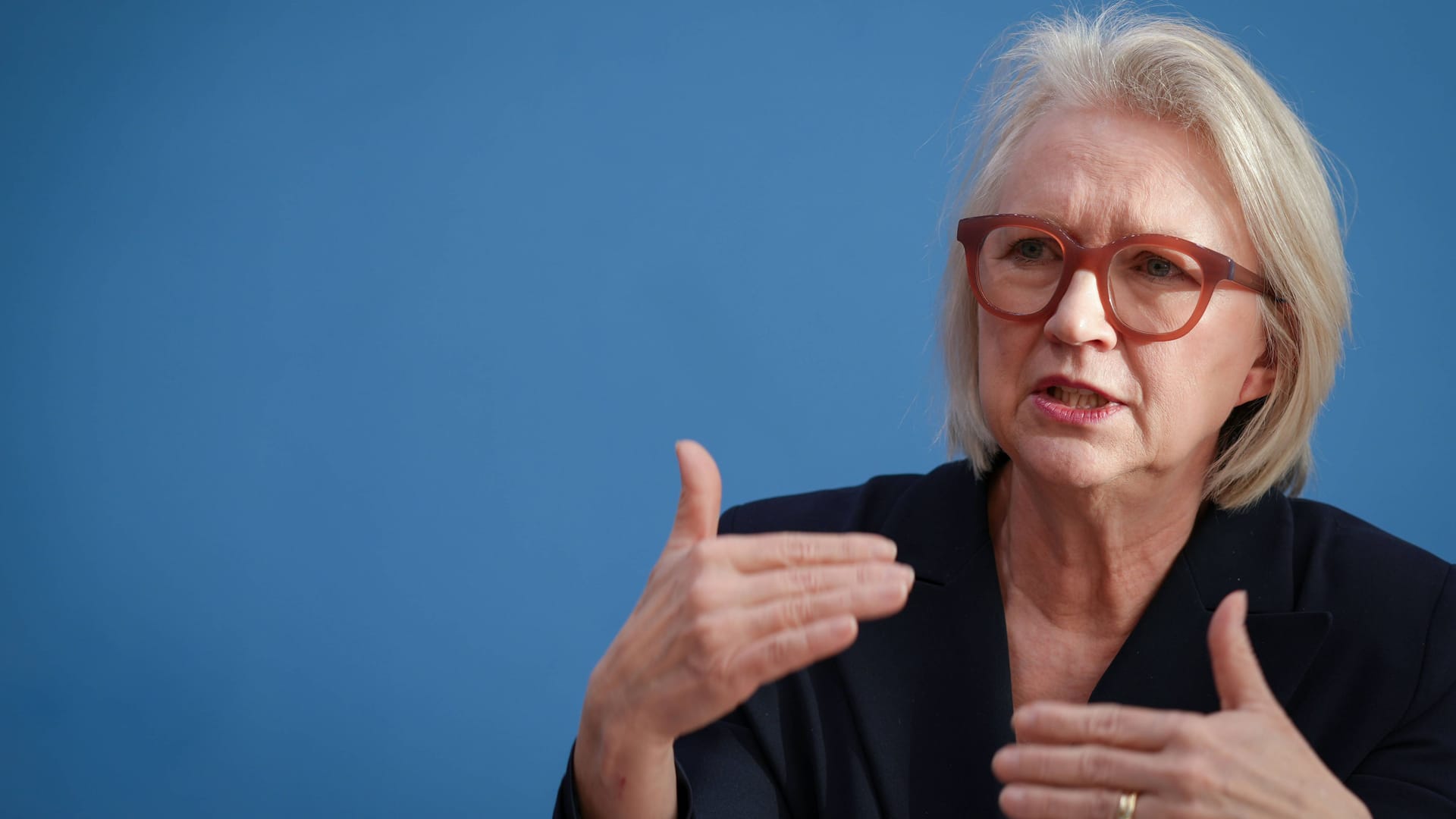 Monika Schnitzer während einer Pressekonferenz (Archivfoto): Auch die "Wirtschaftsweisen" fordern eine Reform der Schuldenbremse.