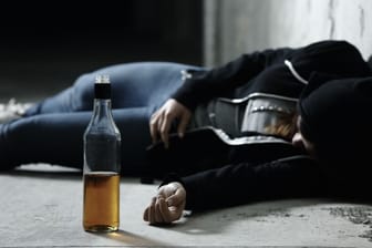 Betrunkene Frau schläft am Boden (Symbolbild): Polizisten wurden verurteilt, weil sie Sex mit einer Betrunkenen in einem Streifenwagen hatten.