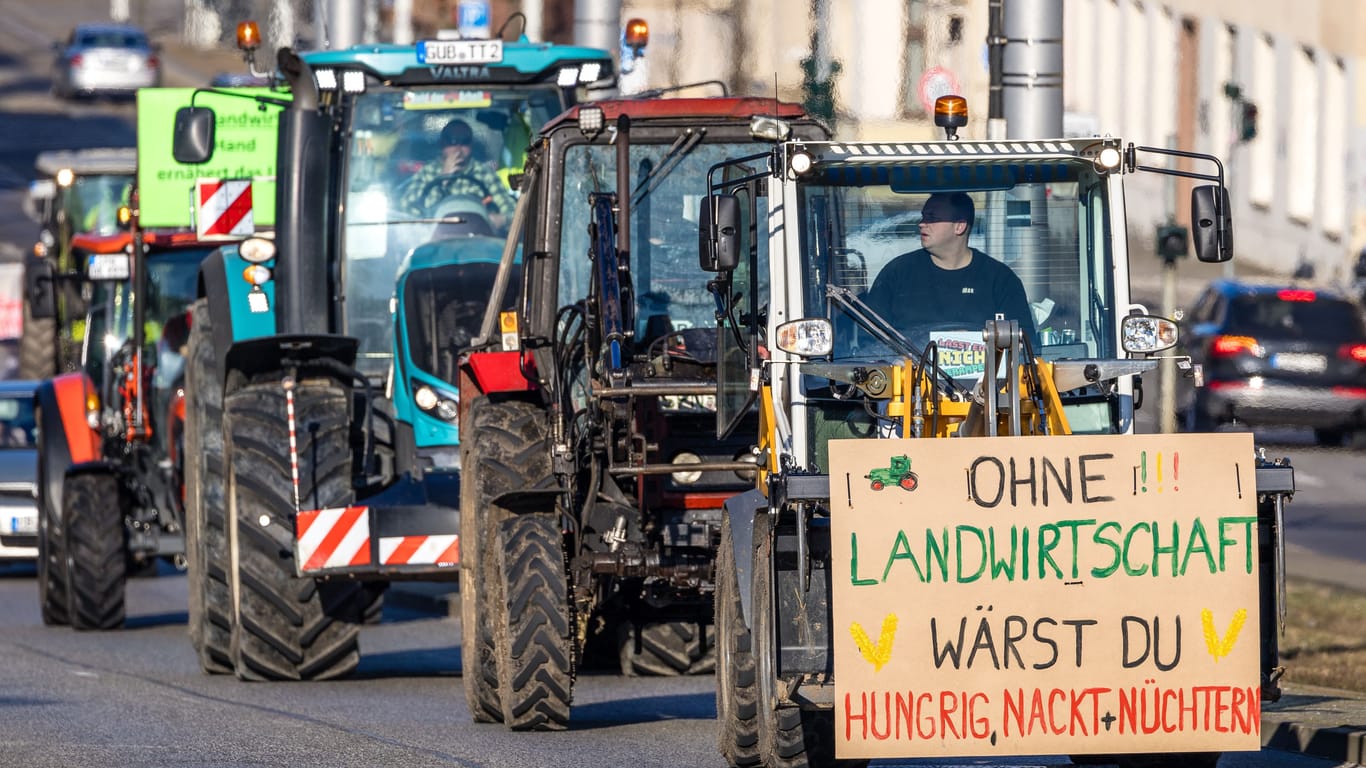 Landwirte fahren mit Traktoren durch Cottbus: Viele Bauern beteiligen sich an einer Protestwoche.