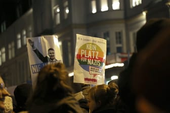 Schilder auf einer Demonstration gegen Rechtsextremismus (Archivbild): Auch in Hannover gehen die Menschen auf die Straße.