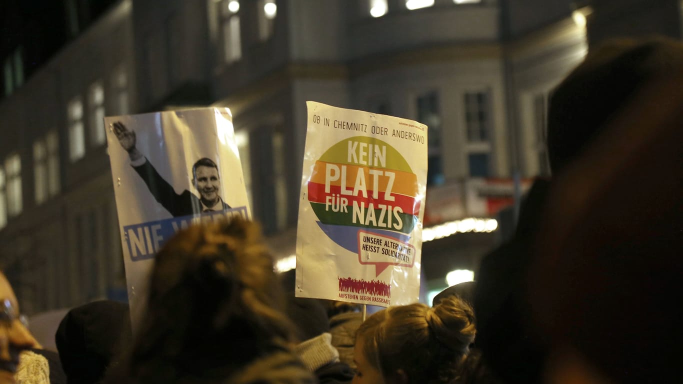 Schilder auf einer Demonstration gegen Rechtsextremismus (Archivbild): Auch in Hannover gehen die Menschen auf die Straße.