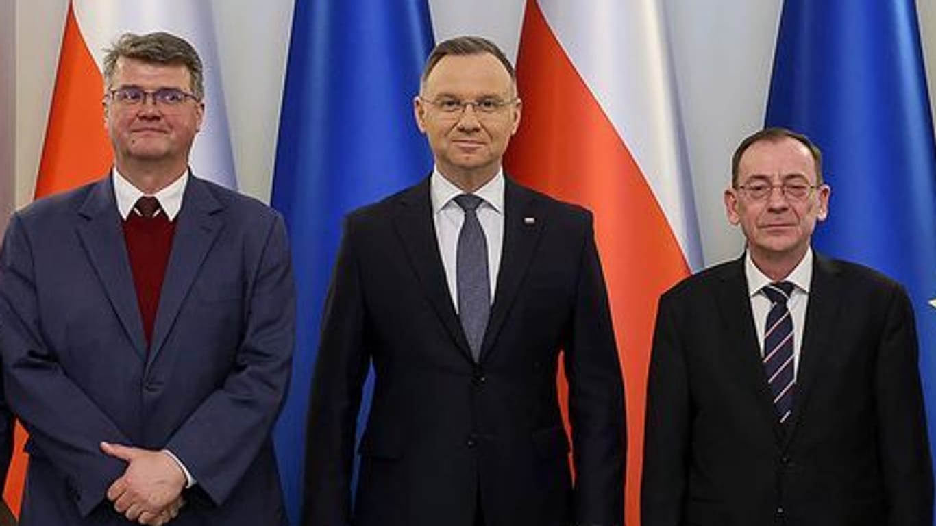 Der polnische Präsident Andrzej Duda (M.) mit den verurteilten Pis-Politikern Maciej Wasik (l.) und Mariusz Kaminski (r.) im Präsidentenpalast: Die beiden müssen für zwei Jahre ins Gefängnis.