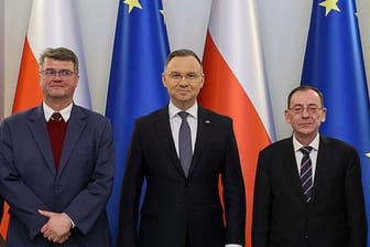 Der polnische Präsident Andrzej Duda (M.) mit den verurteilten Pis-Politikern Maciej Wasik (l.) und Mariusz Kaminski (r.) im Präsidentenpalast: Die beiden müssen für zwei Jahre ins Gefängnis.