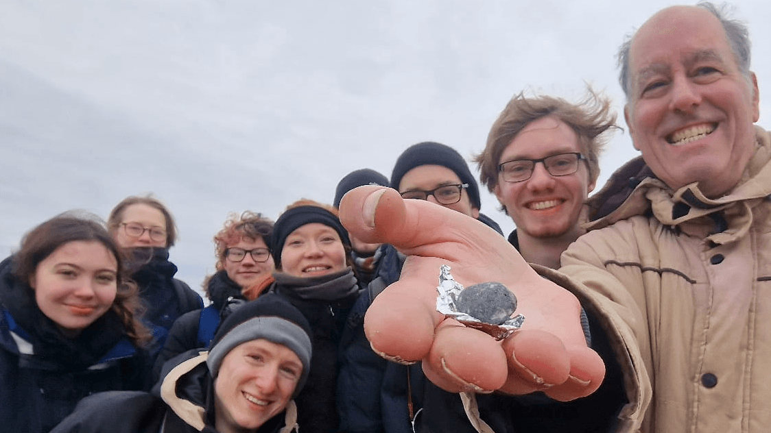 Nach der fünftägigen Suche war die Freude groß: Ein Forscherteam, bestehend aus Studierenden der Freien Universität hat den Sensationsfund gemacht.