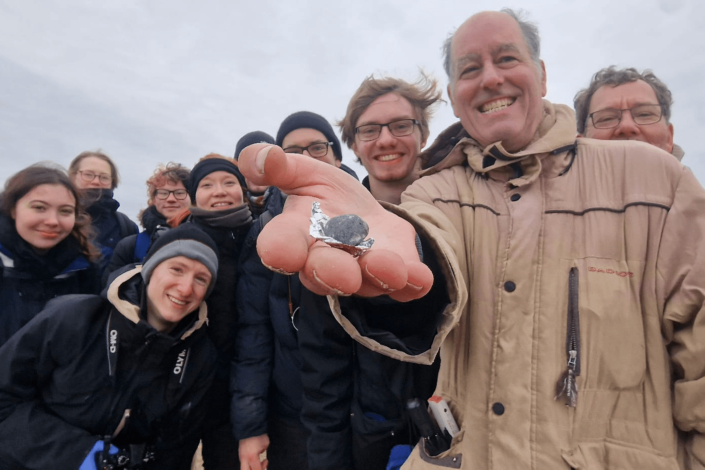 Nach der fünftägigen Suche war die Freude groß: Ein Forscherteam, bestehend aus Studierenden der Freien Universität hat den Sensationsfund gemacht.