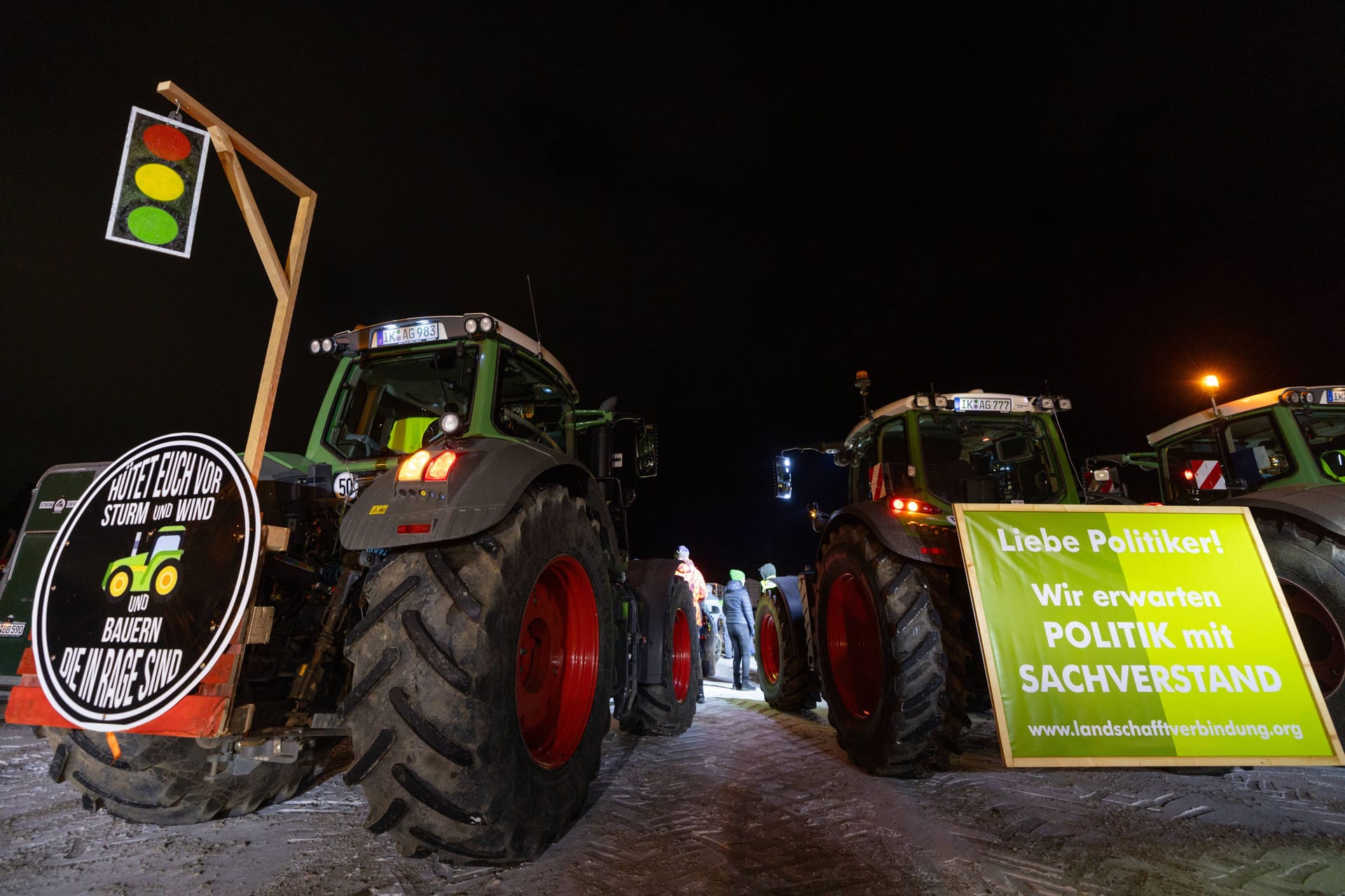 Ein Galgen am Trecker: In Thüringen äußern die Bauern ihren Protest gegen die Politik der Ampel auf sehr radikale Weise. Ein Galgen am Trecker: In Thüringen äußern die Bauern ihren Protest gegen die Politik der Ampel auf sehr radikale Weise.