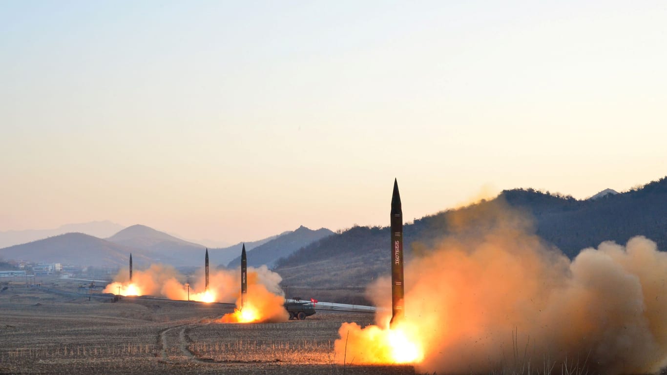 Nordkoreanischer Raketentest mit ballistischen Rakten des Typs "Hwasong" (Archivbild).