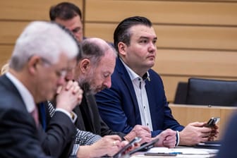Der Landtagsabgeordnete Udo Stein (rechtsaußen): Der AfD-Politiker könnte nach seiner Flucht aus der Psychiatrie bald in den Landtag zurückkehren.