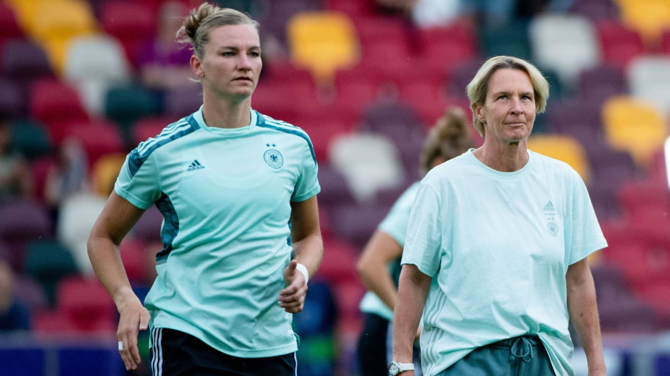 Alexandra Popp (l.) neben Martina Voss-Tecklenburg: Die Torjägerin hätte sich eine andere Kommunikation der ehemaligen Bundestrainerin gewünscht.