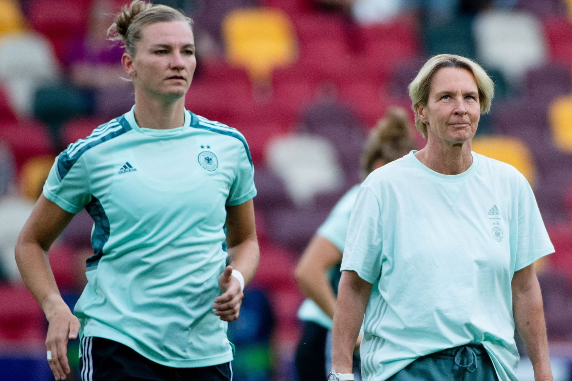 Alexandra Popp (l.) neben Martina Voss-Tecklenburg: Die Torjägerin hätte sich eine andere Kommunikation der ehemaligen Bundestrainerin gewünscht.