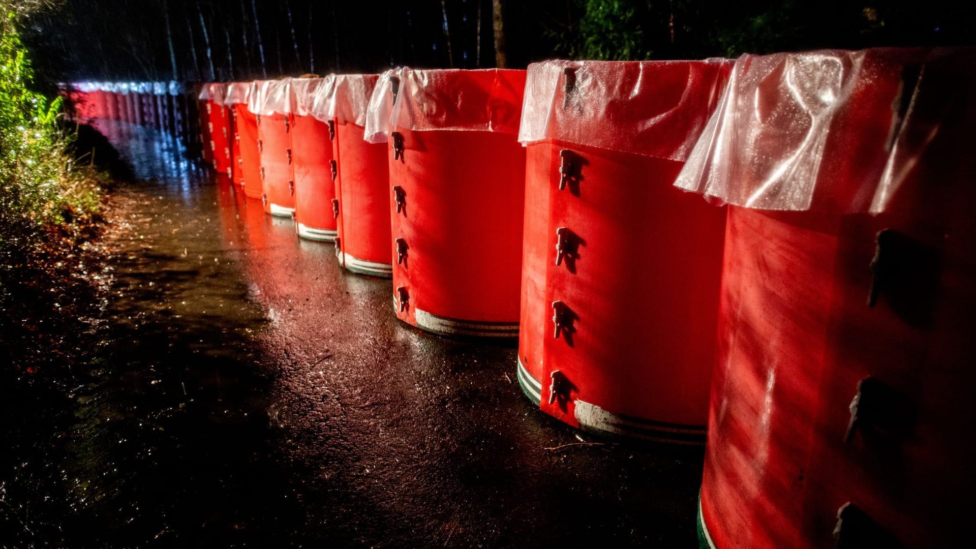 Ein mobiles Deichsystem, bestehend aus zahlreichen mit Wasser gefüllten Behältern, steht am Bümmersteder Fleth, um ein Wohngebiet vor dem drohenden Hochwasser zu schützen.