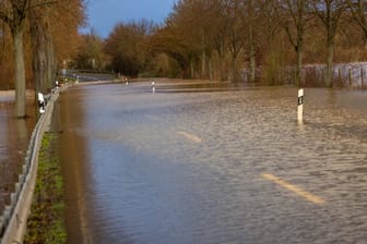 Die Lahn ist bei Heuchelheim in Hessen wegen Hochwasser über die Ufer getreten und hat unter anderem eine Landstraße überflutet.