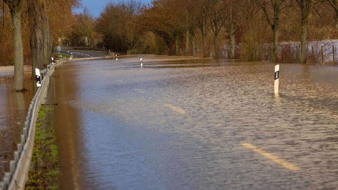 Die Lahn ist bei Heuchelheim in Hessen wegen Hochwasser über die Ufer getreten und hat unter anderem eine Landstraße überflutet.