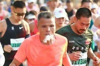 Skurriler Anblick beim Xiamen Marathon: der rauchende Chinese "Uncle Chen".