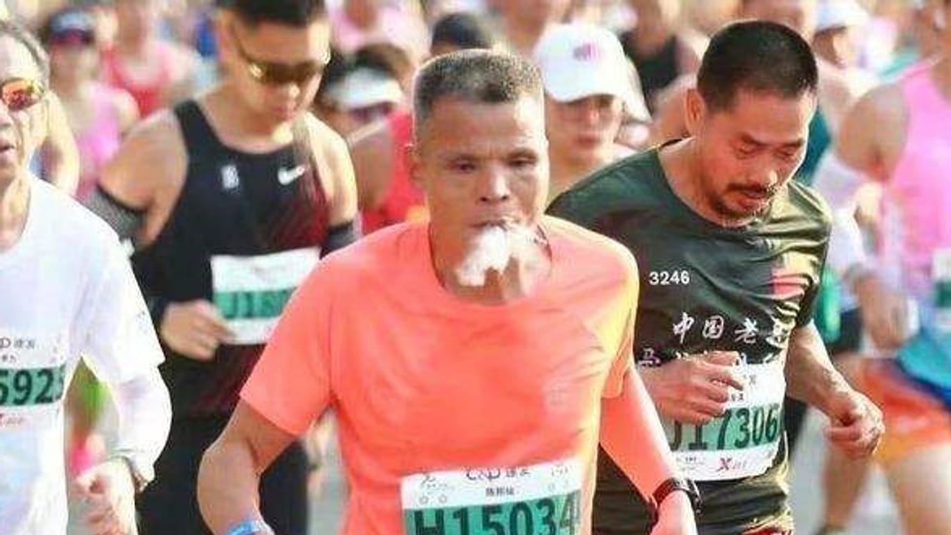 Skurriler Anblick beim Xiamen Marathon: der rauchende Chinese "Uncle Chen".