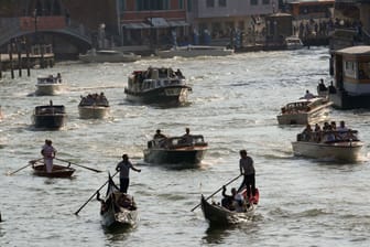 Boote und Gondeln auf einem Kanal