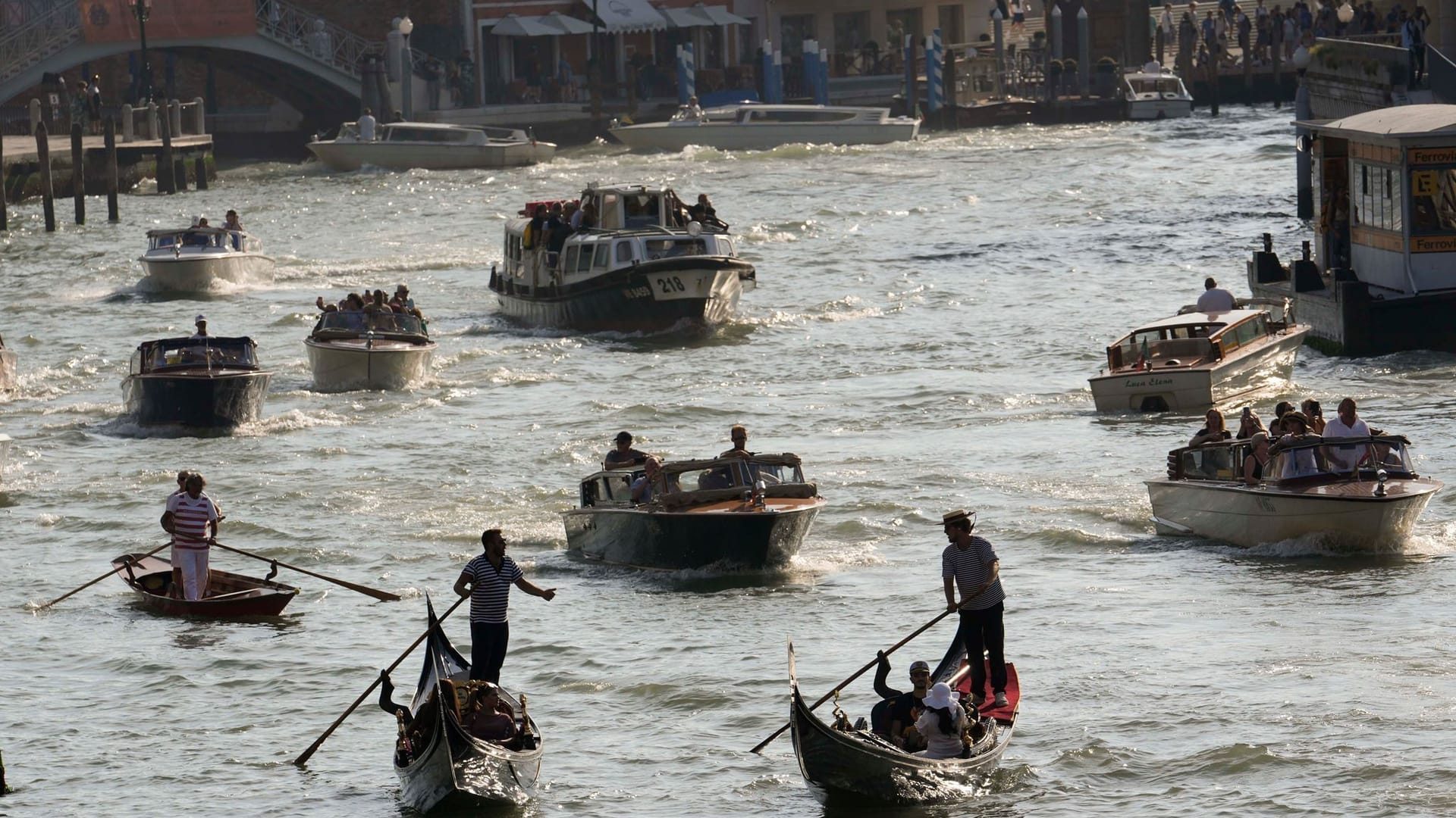 Boote und Gondeln auf einem Kanal