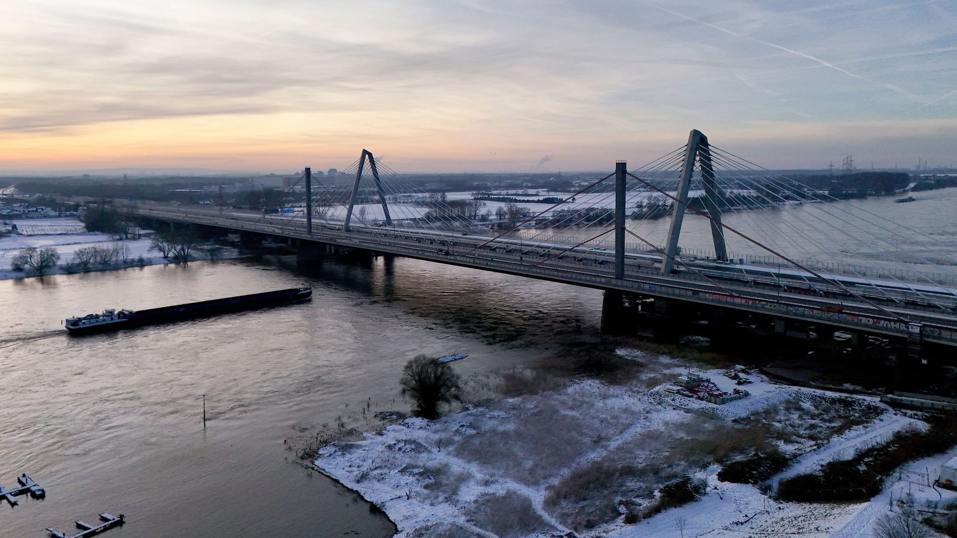 Die Leverkusener Brücke: Sie wird zwischen dem Kreuz Leverkusen und der Anschlussstelle Köln-Niehl vor der Inbetriebnahme des Neubaus voll gesperrt.