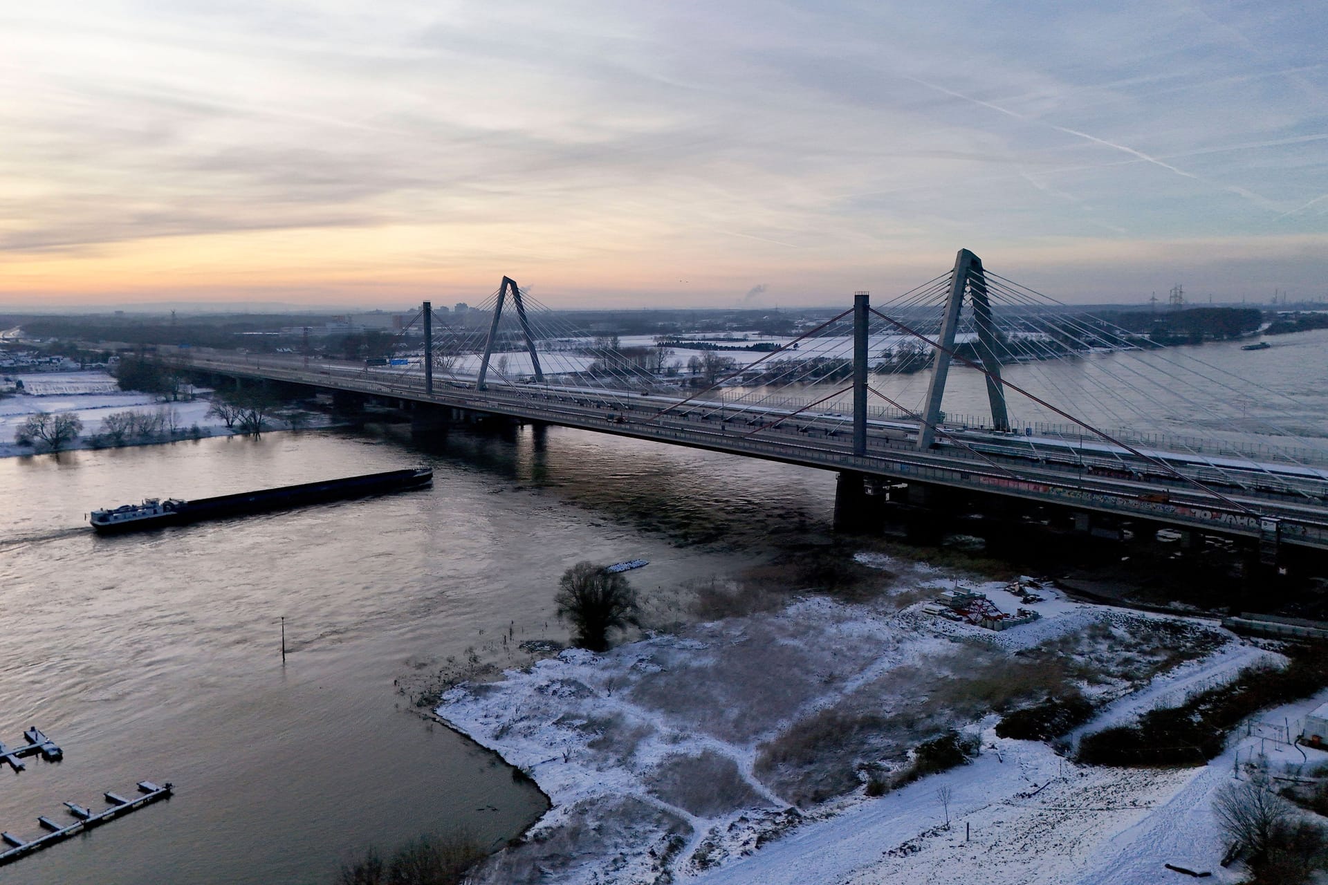 Die Leverkusener Brücke: Sie wird zwischen dem Kreuz Leverkusen und der Anschlussstelle Köln-Niehl vor der Inbetriebnahme des Neubaus voll gesperrt.