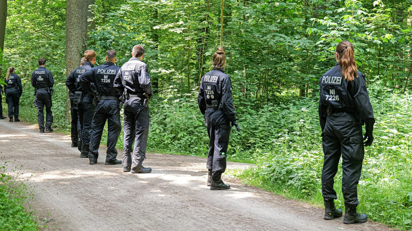 Beamte suchen einen Wald ab (Symbolbild): Funkzellendaten brachten die Ermittler auf die Spur der Vermissten.