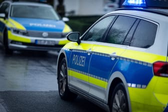 Einsatzfahrzeuge der Polizei in Niedersachsen (Symbolfoto): Ein vermisstes Mädchen ist wieder da.