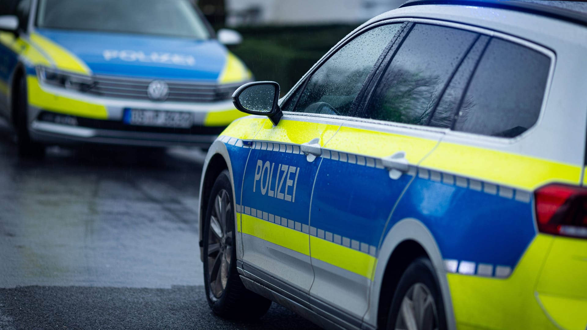 Einsatzfahrzeuge der Polizei in Niedersachsen (Symbolfoto): Ein vermisstes Mädchen ist wieder da.