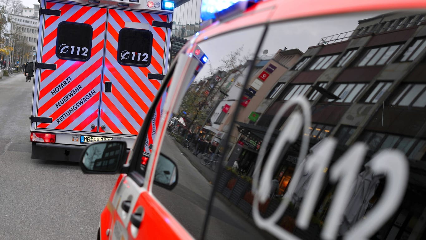 Rettungswagen im Einsatz (Symbolfoto): Nach einem Brand mussten in Recklinghausen Bewohner versorgt werden.