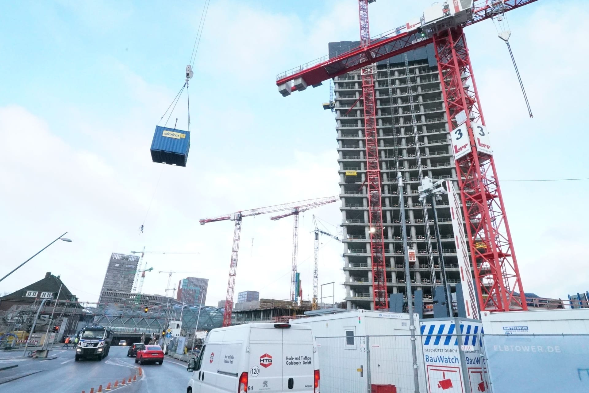 Abtransport von Containern an der Elbtower-Baustelle: Seit Wochen wird hier nicht mehr gearbeitet.