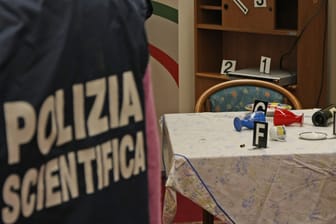 Italienische Polizeibeamte bei einer Spurensicherung (Symbolbild): Ob der Mann an den Schussverletzungen oder an dem Sturz gestorben ist, wird momentan noch untersucht.