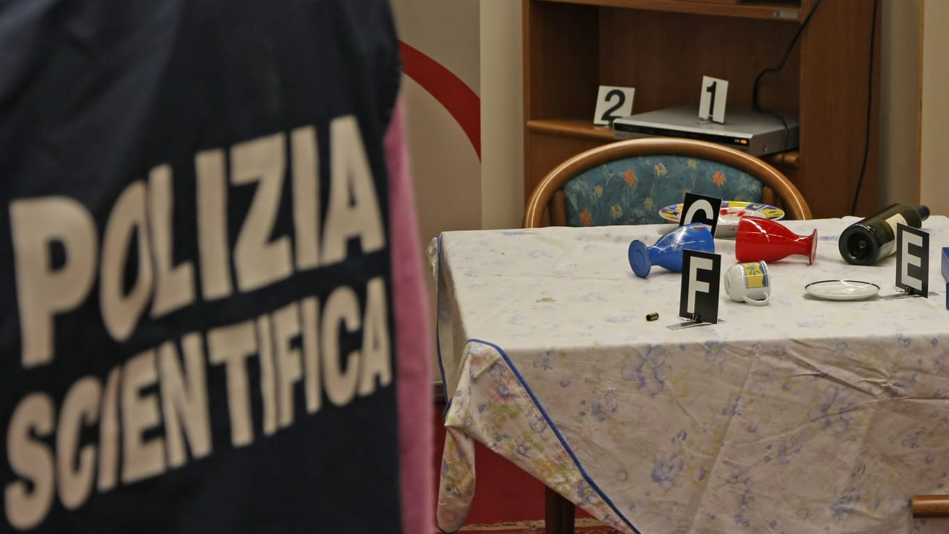 Italienische Polizeibeamte bei einer Spurensicherung (Symbolbild): Ob der Mann an den Schussverletzungen oder an dem Sturz gestorben ist, wird momentan noch untersucht.