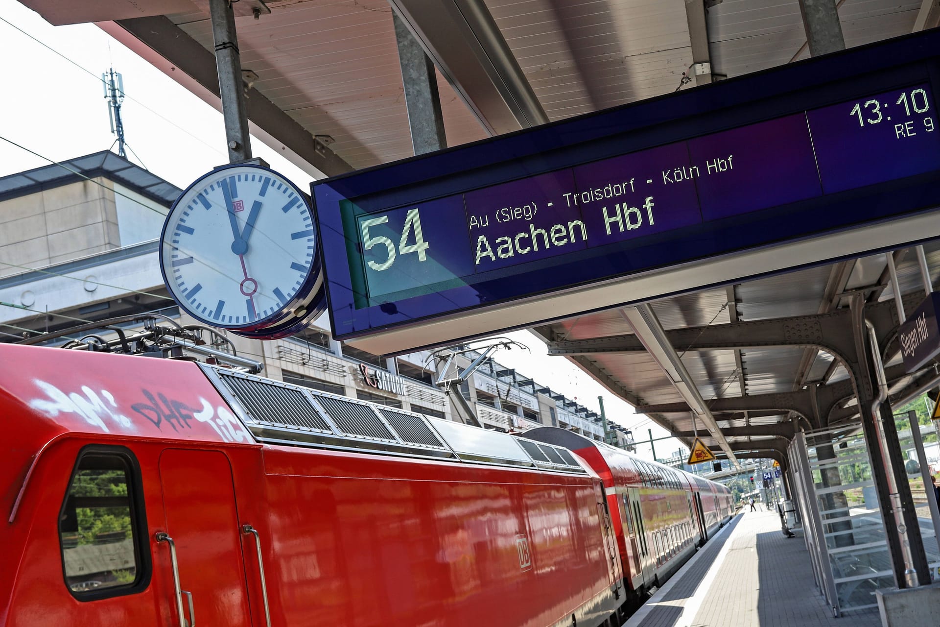 Eine Anzeigentafel am Bahnhof in Siegen (Symbolbild): Kleinere und mittlere Bahnhöfe in NRW sollen neue Anzeigen bekommen.
