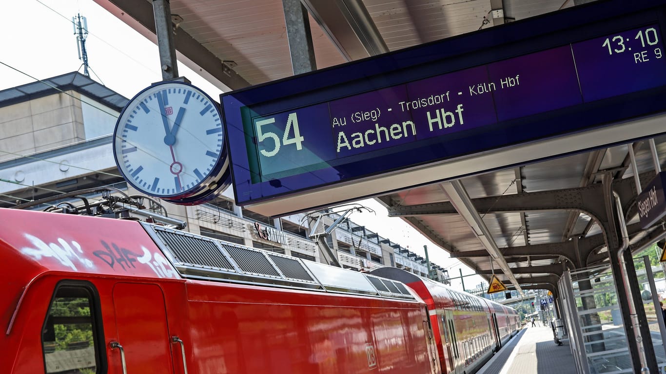 Eine Anzeigentafel am Bahnhof in Siegen (Symbolbild): Kleinere und mittlere Bahnhöfe in NRW sollen neue Anzeigen bekommen.