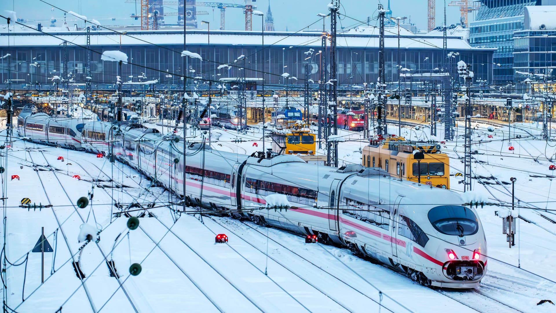 Schnee in München (Archivbild): Die DB warnt vor erheblichen Einschränkungen.