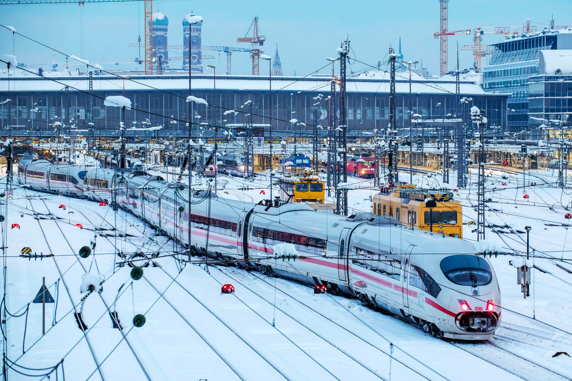 Schnee in München (Archivbild): Die DB warnt vor erheblichen Einschränkungen.