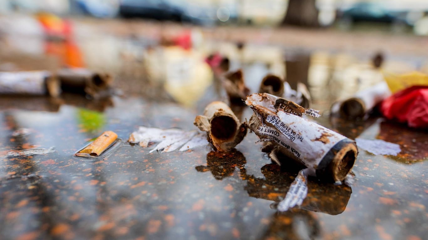 Böllerreste und Müll liegen am Neujahrsmorgen auf einem Gehweg (Symbolbild): Einer der Jugendlichen verlor durch den Böller seine rechte Hand.