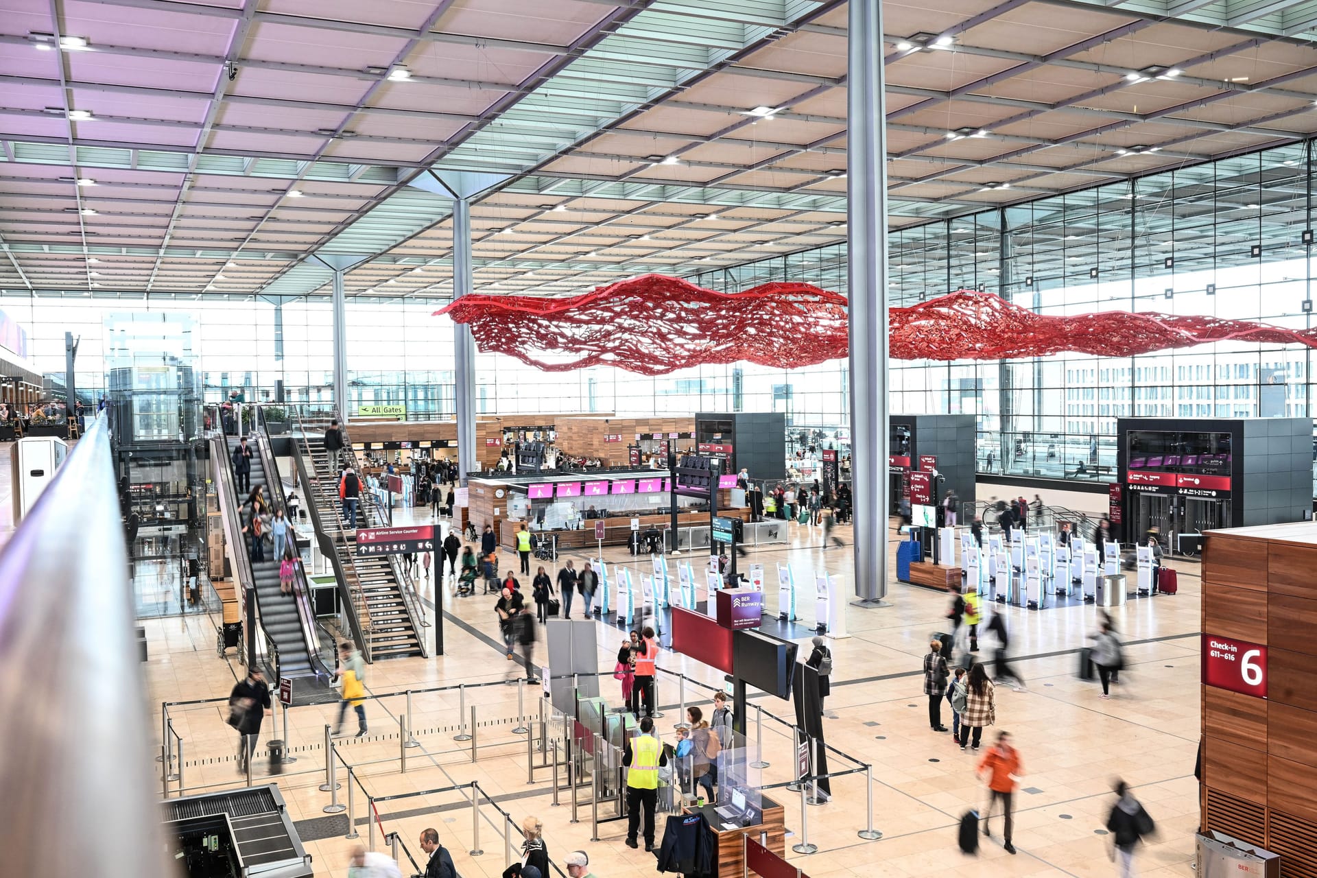 Terminal 1 im Flughafen BER (Archivbild): Viele Flüge nach Frankfurt und München fallen aus.