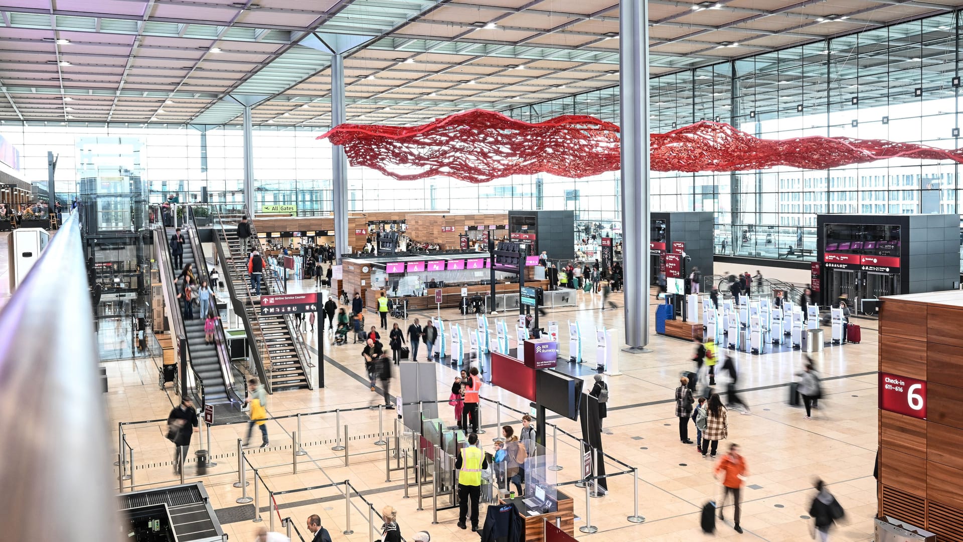 Terminal 1 im Flughafen BER (Archivbild): Viele Flüge nach Frankfurt und München fallen aus.