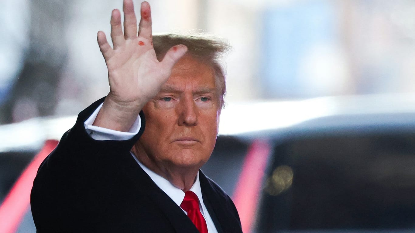 Donald Trump am Mittwoch in New York: Was sind das für rote Flecken?