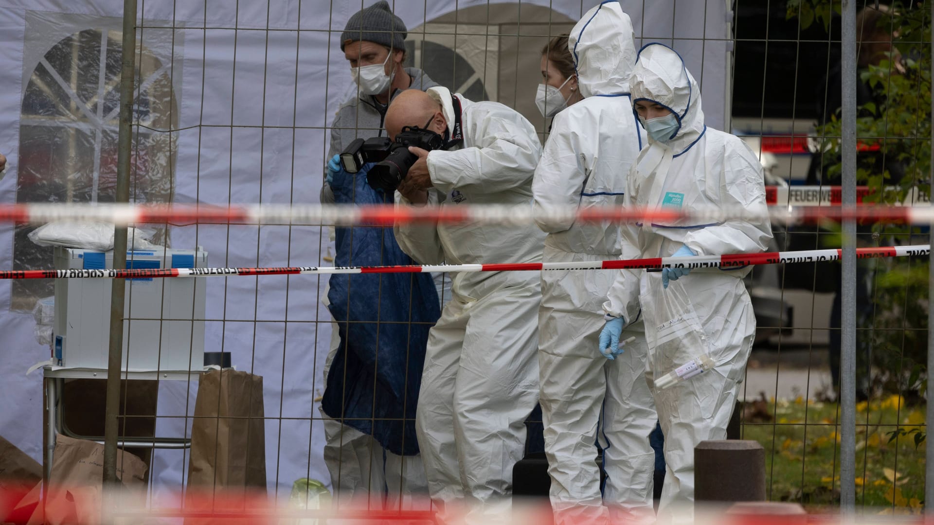 Mordermittler bei der Beweissicherung (Symbolbild): Bei Polizeischüssen ermitteln in Deutschland häufig Polizisten gegen Polizisten.