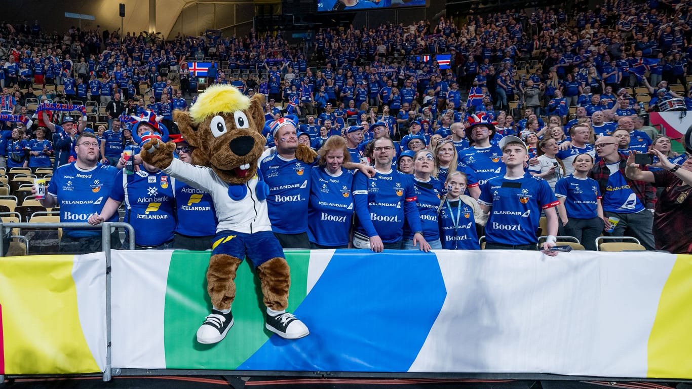Maskottchen Hanniball singt mit den isländischen Fans vor dem Spiel gegen Ungarn die Nationalhymne.